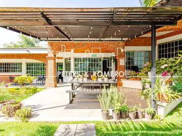 Casa en Venta en Jardines de Cuernavaca con Uso para Hotel