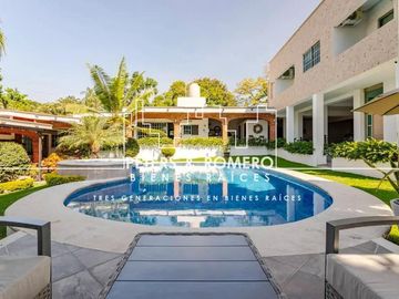 Casa en Venta en Jardines de Cuernavaca con Uso para Hotel