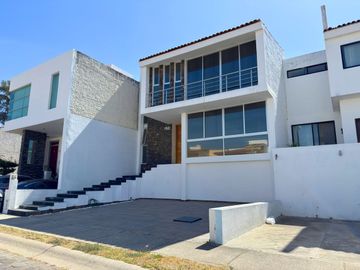 CASA EN VENTA EN BOSQUES DE SANTA ANITA