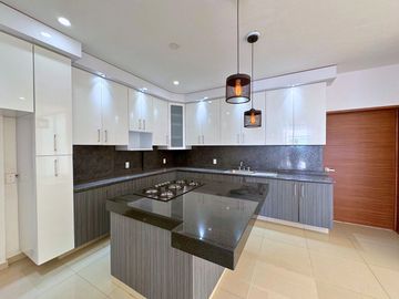 CASA EN VENTA EN BOSQUES DE SANTA ANITA