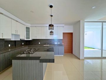 CASA EN VENTA EN BOSQUES DE SANTA ANITA