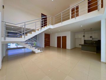 CASA EN VENTA EN BOSQUES DE SANTA ANITA