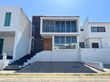 CASA EN VENTA EN BOSQUES DE SANTA ANITA