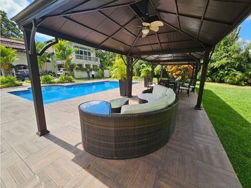 VENTA O ALQUILER CASA DE LUJO ALTOS DE GOLF MODERNA CON PISCINA