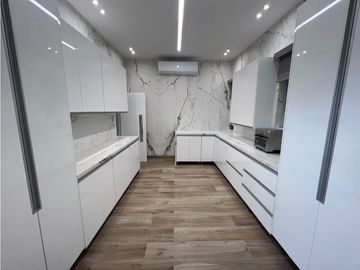 VENTA O ALQUILER CASA DE LUJO ALTOS DE GOLF MODERNA CON PISCINA