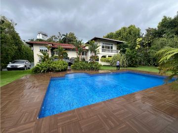 VENTA O ALQUILER CASA DE LUJO ALTOS DE GOLF MODERNA CON PISCINA