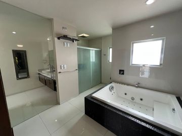 VENTA Casa de TRES NIVELES CON ALBERCA Fracc. Lomas del Sol RIVIERA VERACRUZANA