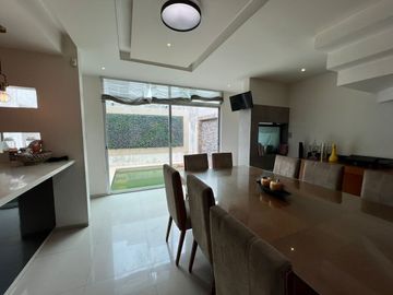 VENTA Casa de TRES NIVELES CON ALBERCA Fracc. Lomas del Sol RIVIERA VERACRUZANA