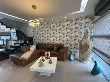 VENTA Casa de TRES NIVELES CON ALBERCA Fracc. Lomas del Sol RIVIERA VERACRUZANA