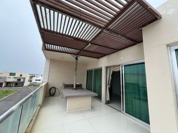 VENTA Casa de TRES NIVELES CON ALBERCA Fracc. Lomas del Sol RIVIERA VERACRUZANA