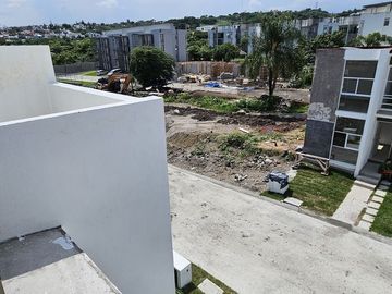 Casa con roof top en venta, en condominio con alberca, en Emiliano Zapata, Mor.