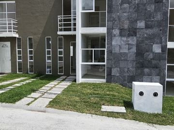 Casa con roof top en venta, en condominio con alberca, en Emiliano Zapata, Mor.