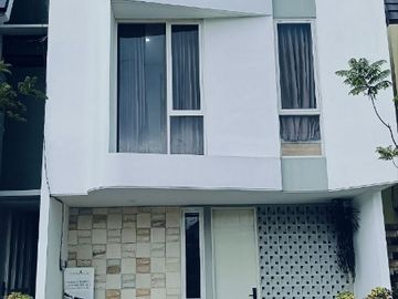 RUMAH MEWAH DEKAT SMA FAVORIT DAN BALAI KOTA