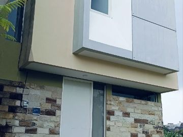 RUMAH MEWAH DEKAT SMA FAVORIT DAN BALAI KOTA