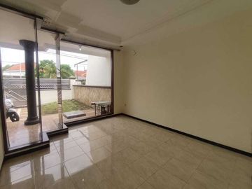 Rumah dekat kampus Petra Kutisari Selatan Surabaya