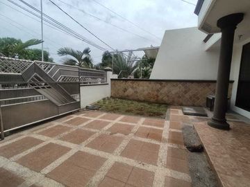 Rumah dekat kampus Petra Kutisari Selatan Surabaya
