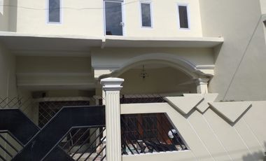 Rumah Darmo permai Utara lebar 12x15 meter ada 5 kamar hadap selatan