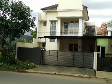 Rumah Di jalan besar Kencana Loka Raya BSD
