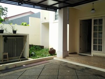 Rumah Di jalan besar Kencana Loka Raya BSD