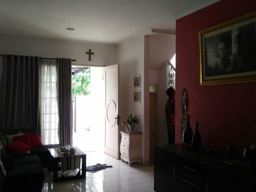 Rumah Di jalan besar Kencana Loka Raya BSD