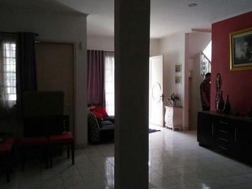 Rumah Di jalan besar Kencana Loka Raya BSD