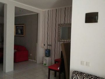Rumah Di jalan besar Kencana Loka Raya BSD
