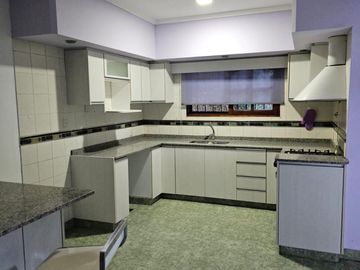 Hermosa casa en Glew, barrio los Aromos