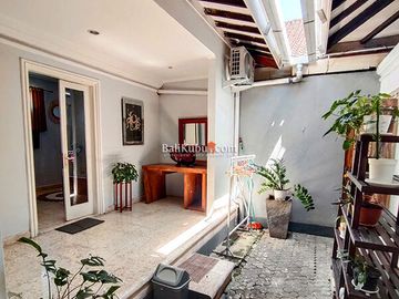 AMR-103.GDJ | For Rent Classic Pavillion House 2 BR in Renon Centre