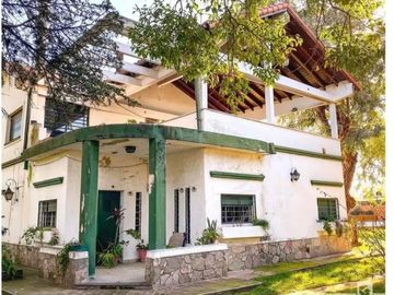 AMPLIA CASA QUINTA DE 6 AMBIENTES CON GRAN JARDIN ARBOLADO 2