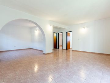 Chalet de 5 ambientes con parque y cochera