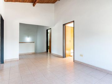 Chalet de 5 ambientes con parque y cochera