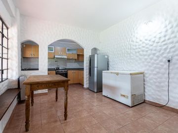 Chalet de 5 ambientes con parque y cochera