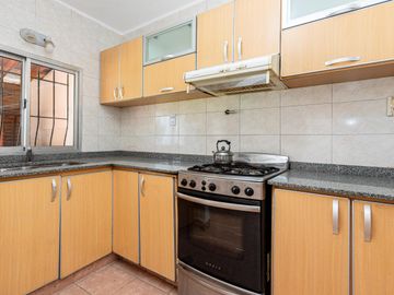 Chalet de 5 ambientes con parque y cochera