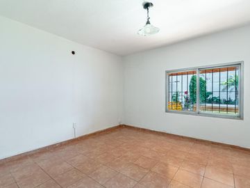 Chalet de 5 ambientes con parque y cochera