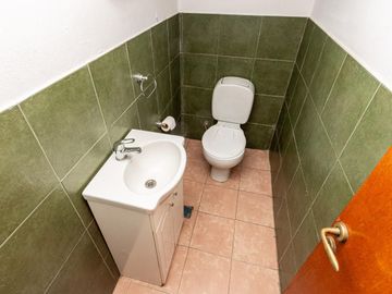 Chalet de 5 ambientes con parque y cochera