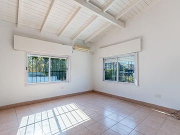Chalet de 5 ambientes con parque y cochera