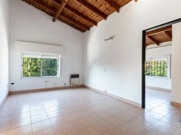 Chalet de 5 ambientes con parque y cochera