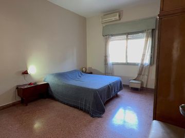 Casa de Tres Ambientes en Lote propio - Castelar