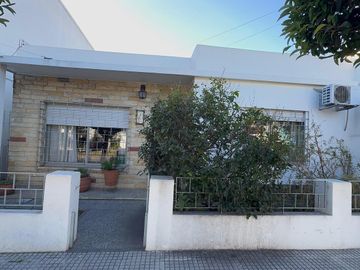 Casa de Tres Ambientes en Lote propio - Castelar