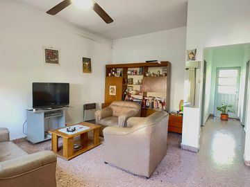 Casa de Tres Ambientes en Lote propio - Castelar