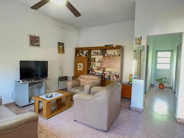 Casa de Tres Ambientes en Lote propio - Castelar