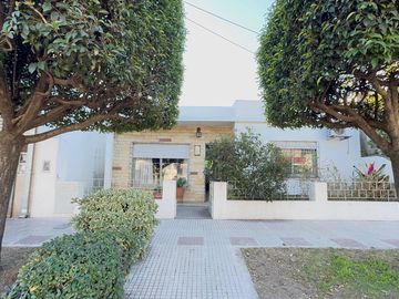 Casa de Tres Ambientes en Lote propio - Castelar