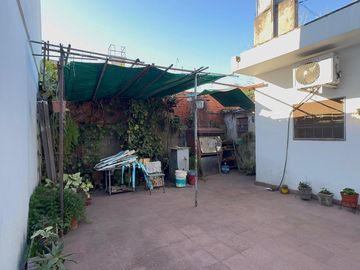 Casa de Tres Ambientes en Lote propio - Castelar