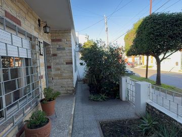 Casa de Tres Ambientes en Lote propio - Castelar