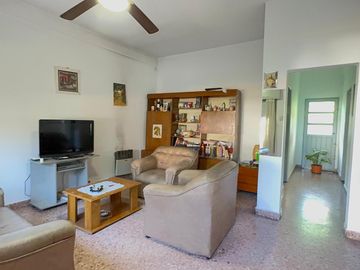Casa de Tres Ambientes en Lote propio - Castelar