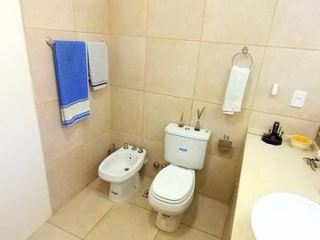 OPORTUNIDAD!! EXC. CASA EN PILAR DEL ESTE, LOTE DE 600 M2, 5 AMB, 3 DORMITORIOS, COCHERA, GALERIA