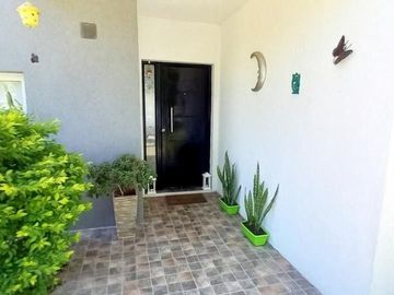 OPORTUNIDAD!! EXC. CASA EN PILAR DEL ESTE, LOTE DE 600 M2, 5 AMB, 3 DORMITORIOS, COCHERA, GALERIA