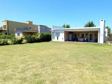 OPORTUNIDAD!! EXC. CASA EN PILAR DEL ESTE, LOTE DE 600 M2, 5 AMB, 3 DORMITORIOS, COCHERA, GALERIA