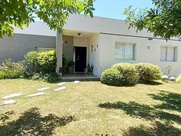 OPORTUNIDAD!! EXC. CASA EN PILAR DEL ESTE, LOTE DE 600 M2, 5 AMB, 3 DORMITORIOS, COCHERA, GALERIA