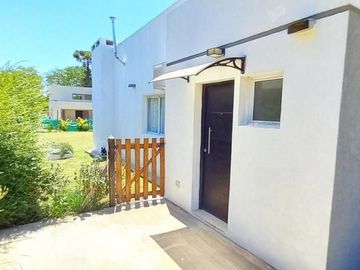 OPORTUNIDAD!! EXC. CASA EN PILAR DEL ESTE, LOTE DE 600 M2, 5 AMB, 3 DORMITORIOS, COCHERA, GALERIA